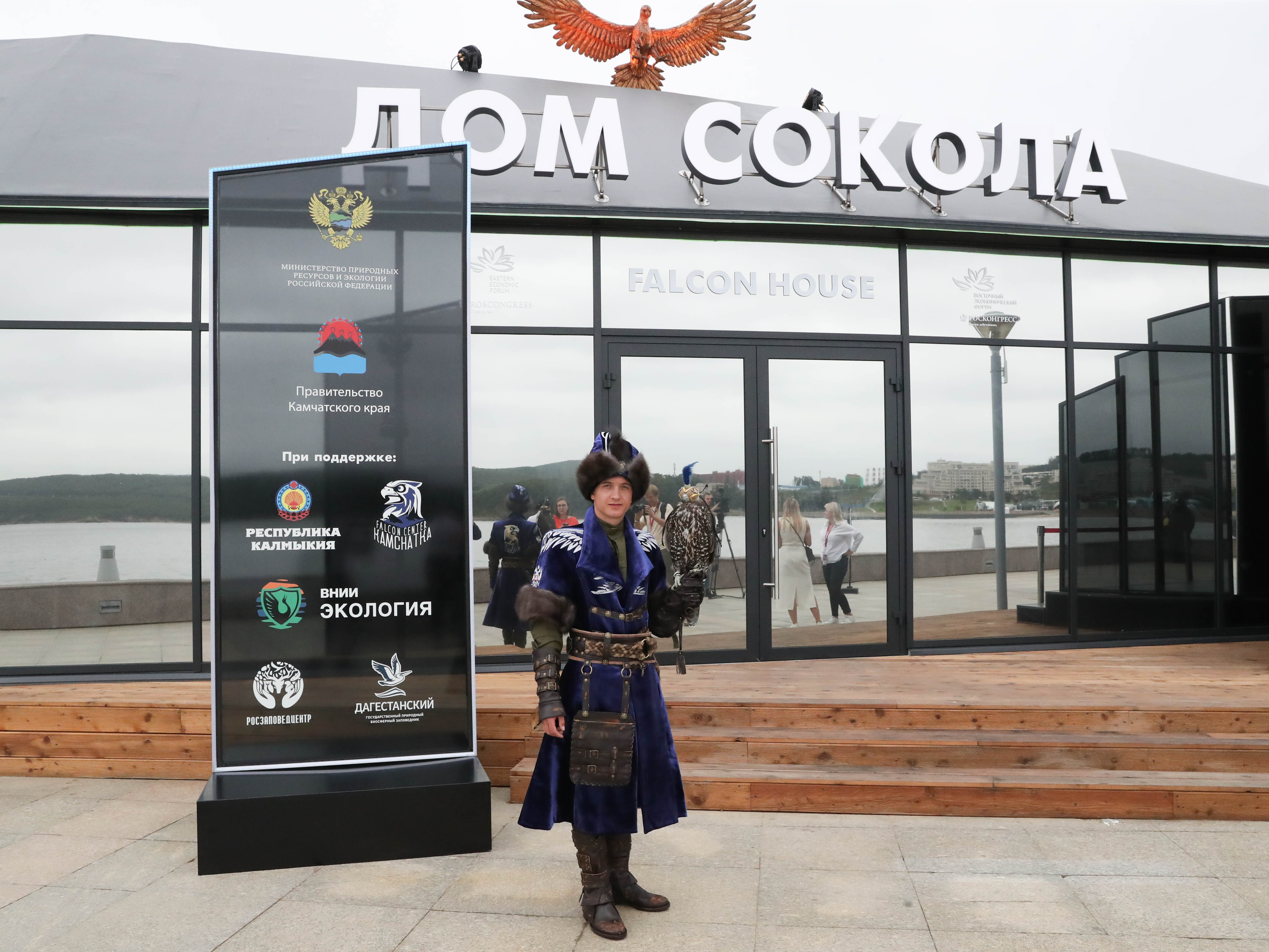 Главный экспонат: камчатские кречеты покорили Восточный экономический форум - фото 1