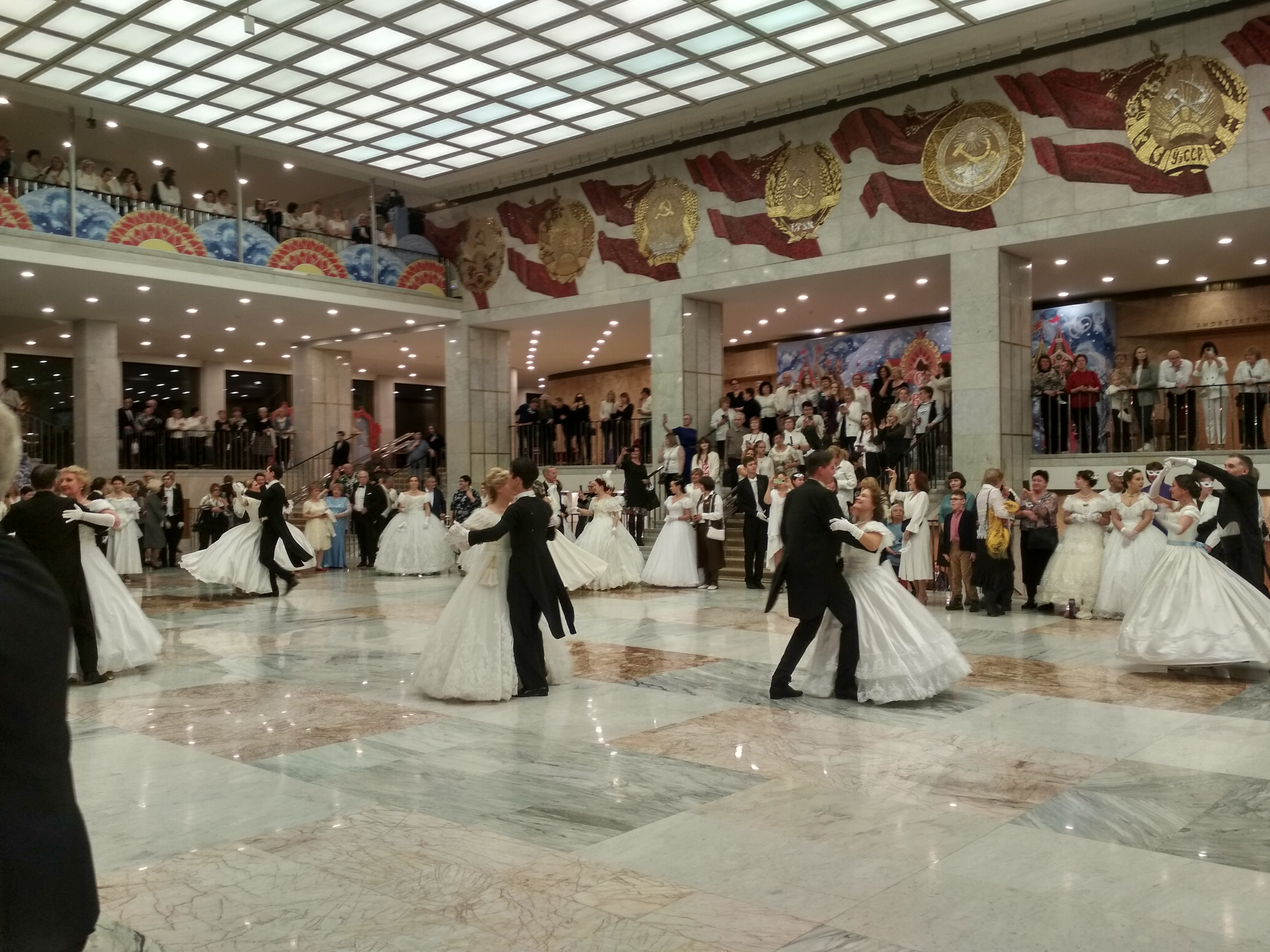 «Белоснежный бал» в Кремлевском дворце возрождает традиции старинного бального танца   - фото 1