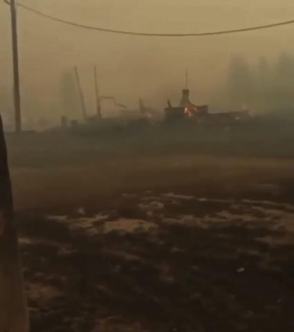 Лесной пожар перекинулся на якутскую деревню Бясь-Кюель - фото 1