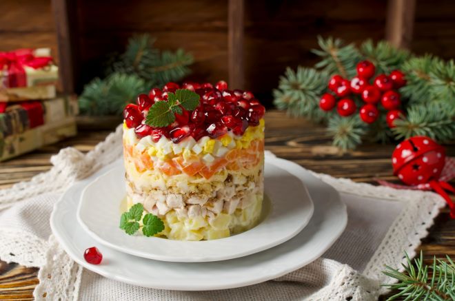 Красиво и вкусно: 10 рецептов слоеных салатов к Новому году - фото 1