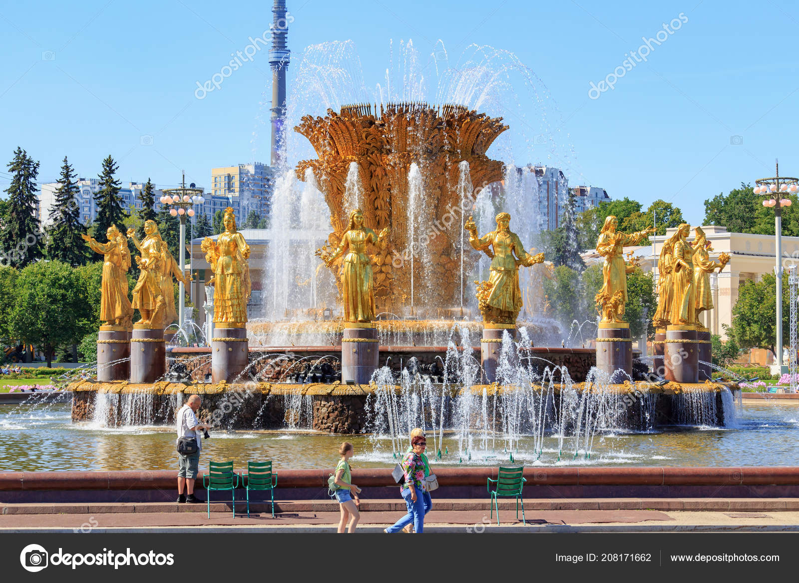 depositphotos 208171662-stock-photo-moscow-russia-august-2018-tourists