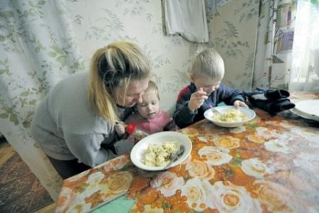 За чертой бедности в России живет 13% населения - Минтруд - фото 1