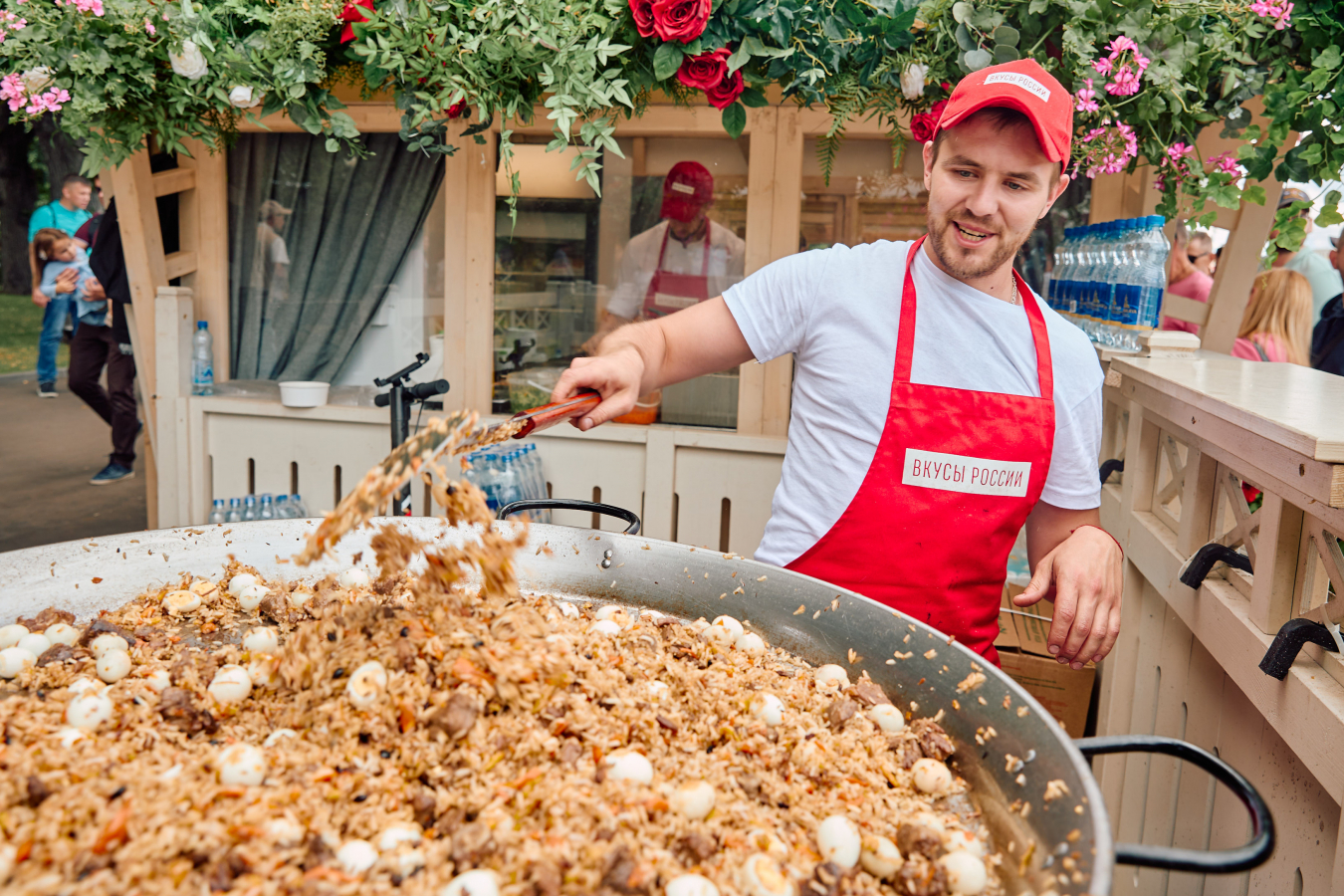 На 20 площадках фестиваля «Вкусы России» гостей учат готовить блюда на офирах или в традиционной печи - фото 1