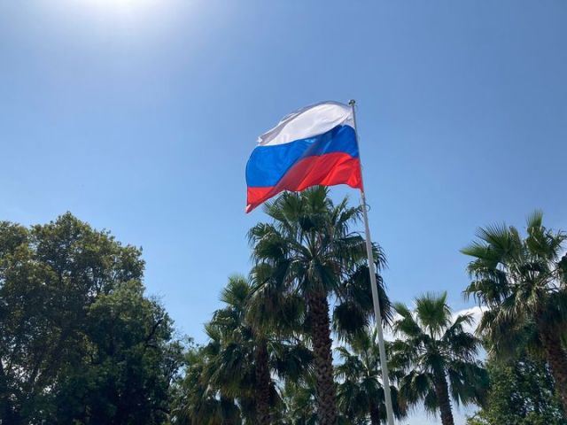 В парке “Южные культуры” установили флагшток с российским флагом - фото 1