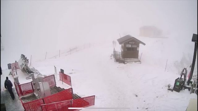 Удивительный для всех, в горах Сочи выпал снег - фото 1