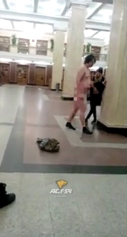 Одинокий флешмоб против хамства в голом виде на вокзале в Новосибирске - фото 1