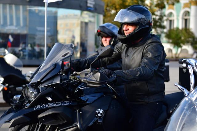 По традиции мотоциклисты Санкт-Петербурга дважды в год обязательно встречаются на Дворцовой площади - фото 14