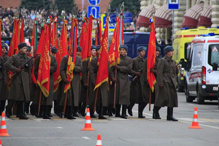 Красный день календаря. Красные флаги и красные знамёна на Красной площади - фото 5