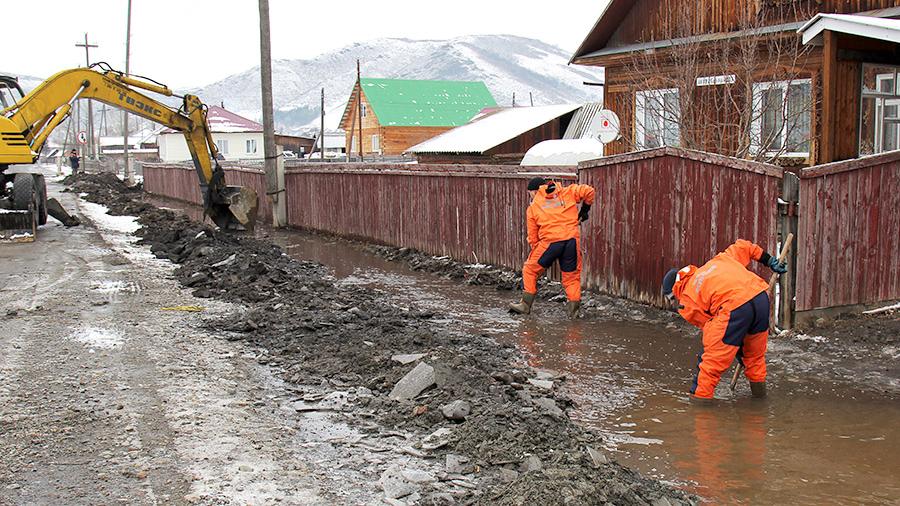 Из-за сильного паводка в Алтайском крае и Хакасии введен режим ЧС - фото 6