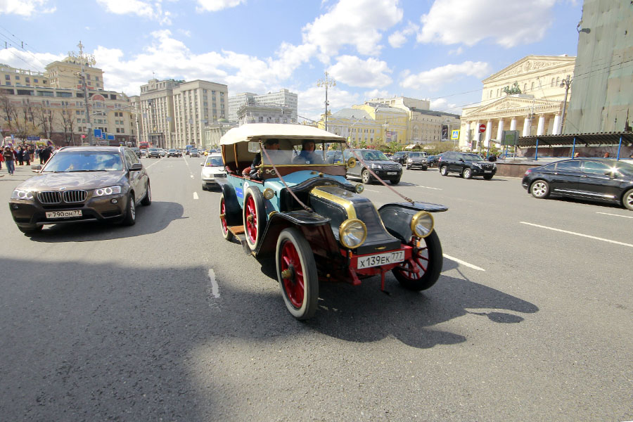 Ретромобили на улицах Москвы - фото 27